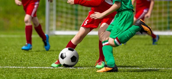 Kör fotboll med unga fotbollspelare. Fotbollsspelare sparkar fotboll Match spel. Youth Soccer spelare kör bollen. Fotboll lag skola turnering — Stockfoto