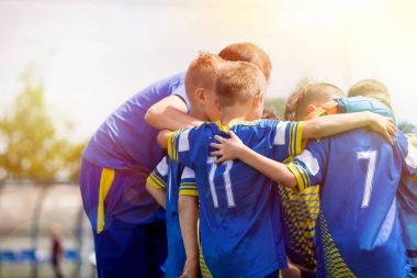 Çocuklar moral Koç ile sahip takım spor. Çocuk futbol takımı antrenörü tarafından motive. Gençlik takımına koçluk. Genç erkek birlikte ayakta united