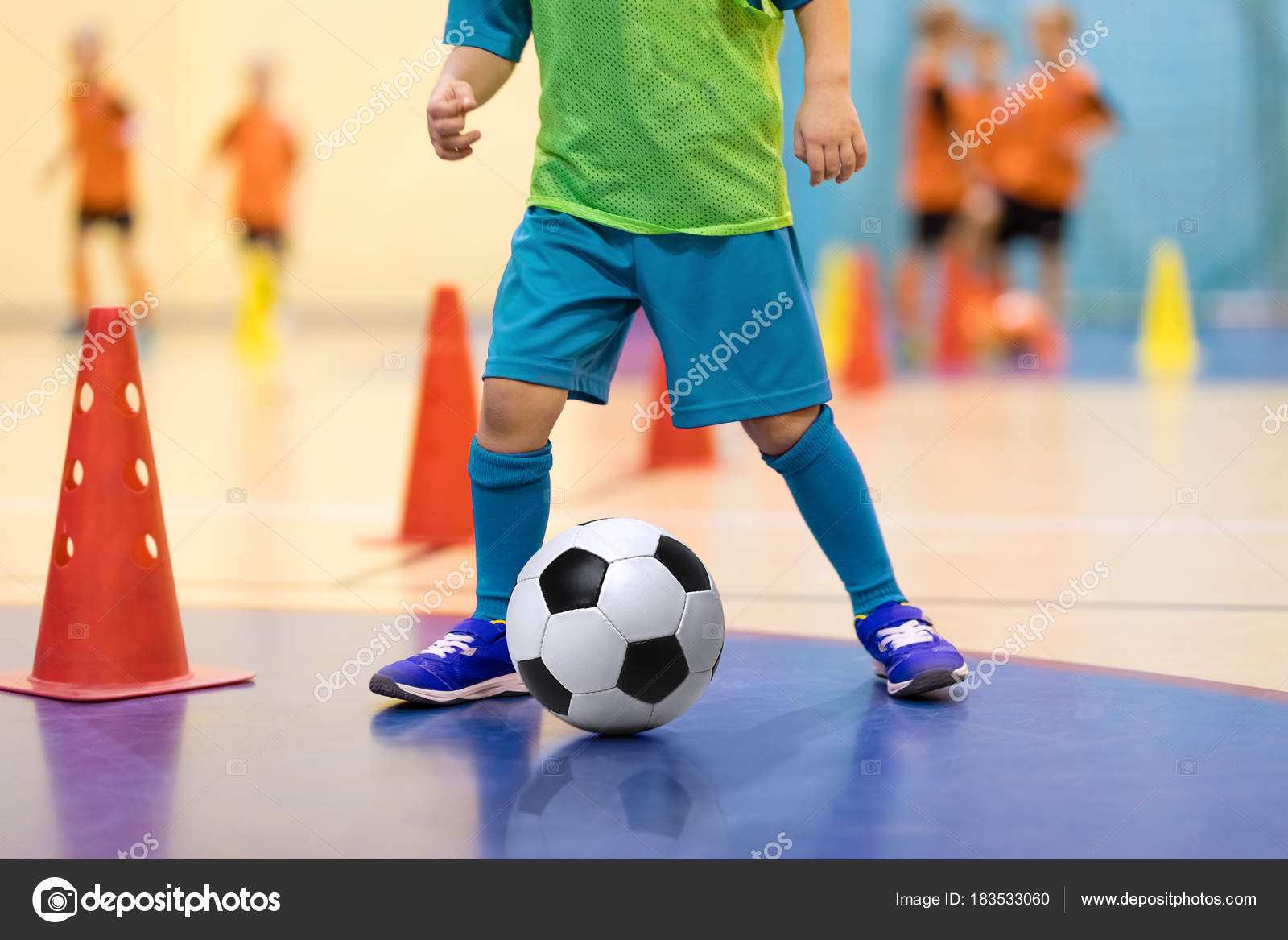 Football futsal entraînement pour les enfants. Exercice de football dribble  cône perceuse. Jeune joueur de soccer