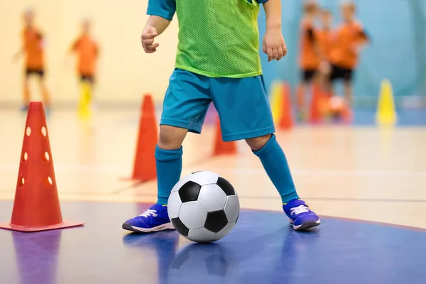 Treinamento futsal de futebol para crianças. Jovem jogador de