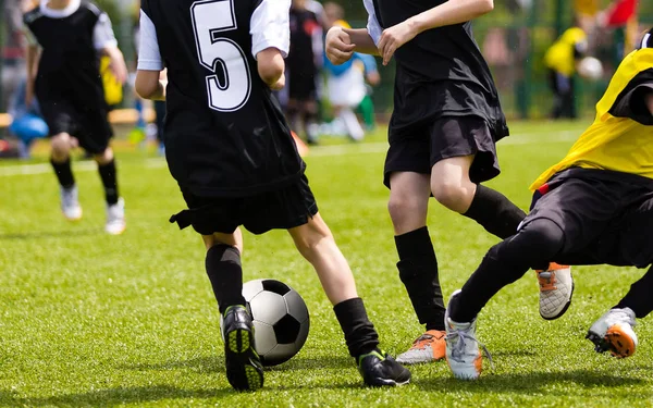 Fotbollsspelare som tävlar för bollen. Primary School fotbollsmatch. Fotboll tackla. Youth Soccer team turnering Match — Stockfoto