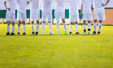 Gençlik futbol takımı. Genç futbolcular satırda ayakta. Çocuklar birlikte ceza çekim sırasında ayakta. Çocuklar beyaz futbol Jersey gömlekler
