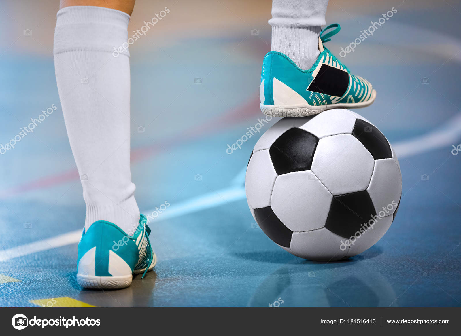 Salão de esportes de futebol interior. Jogador de futebol futsal, bola,  futsal. Fundo desportivo. Liga de Futsal Juvenil. Jogadores de futebol  interior com bola de futebol clássico . fotos, imagens de ©