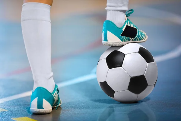 Hala sportowa piłka nożna halowa. Piłkarz futsal, piłka, futsal podłogi. Zaplecze sportowe. Liga futsalu młodzieży. Halowa piłka nożna graczy z klasycznym piłka nożna. — Zdjęcie stockowe