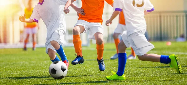 Enfant qui s'amuse à jouer au football. Match de football pour les enfants. Tournoi de football en plein air sur terrain d'école. Jeunes footballeurs qui courent le ballon — Photo