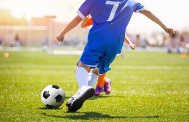 Çim sahada topu tekmeleme futbolcu. Futbol forvet gol puanlama