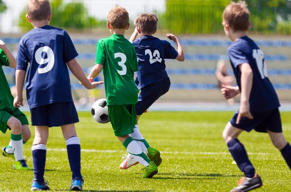 Jogo de futebol para crianças. Treinamento e Futebol Torneio Escola de Futebol — Fotografia de Stock