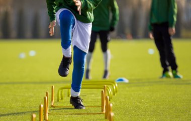 Çocuk futbolcu merdiven ile eğitim. Genç futbolcular eğitim oturumunda. Futbol hız merdiven matkaplar
