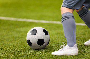 Futbol ayrıntı. Futbol topu tekmeleme. Futbol oyuncu ayak ve çim sahada klasik futbol topu.