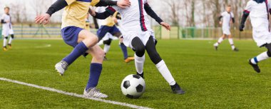 Genç futbol maçı. Çocuklar çocuklar futbol oynamak profesyonel futbol sahasında maç