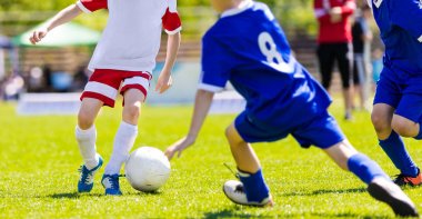 Genç oyuncular için futbol maçı. Çocuklar için eğitim ve futbol futbol turnuvası. Gençlik futbol rekabet betweeen iki futbolcular