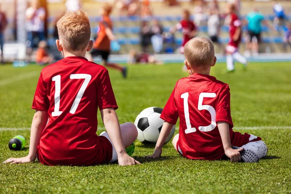 Coaching Kids Soccer Young Boys Sitting Football Field Watching Tournament — Stock Photo, Image
