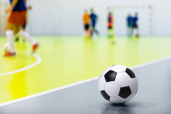 Bola de Futsal de Futebol Indoor. Jogo de futebol interior no fundo — Fotografia de Stock