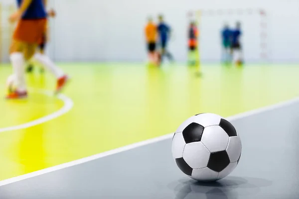 Pallone da calcio al coperto. Partita di calcio al coperto in background — Foto Stock