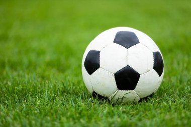 Klasik futbol futbol topu futbol sahada. Yeşil çim futbol sahası