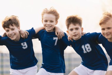 Futbol takımındaki mutlu arkadaşlar. Erkek Sporcular Eğleniyor. Çocuklar Futbolcular Birlikte Tezahürat Ediyor 