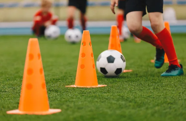 Futbol antrenmanı talimi. Futbolcu topla koşuyor. Futbol sporcuları futbol antrenmanlarına katılıyorlar. Spor Eğitimi Geçmişi