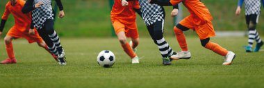 Futbolcuların Topun Arkasından Koşan ve Futbol Maçı Oynayan Yatay Görüntüsü