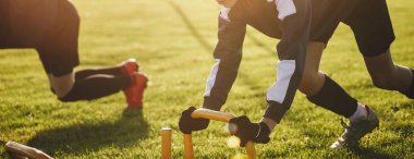 Avcı Kızak Eğitiminde Futbol Oyuncuları. Sunny Day 'de Genç Futbolcular Antrenmanda. Atletler Kızak Eğitimi
