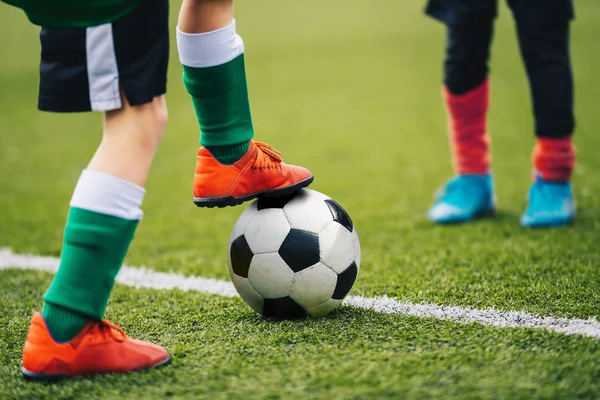 Entrenamiento de fútbol para niños. Niños pateando pelota de fútbol —  Fotos de Stock