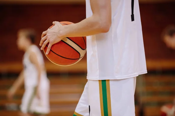 Giocatore di basket junior in partita. Gioventù basket campionato sfondo — Foto Stock