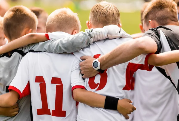 Happy Sporty Kids in a Team. Jogadores em uma equipe Huddling com o treinador antes da partida final do torneio — Fotografia de Stock