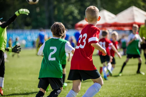 Grupo de chicos pateando fútbol en el campo de deportes. Torneo Escuela de Fútbol para Equipo Infantil —  Fotos de Stock