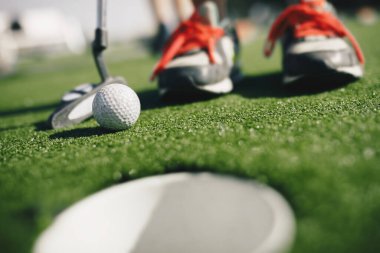 Çocuklar mini golf oynar. m ile snickers içindeki oyuncunun yakın plan görüntüsü