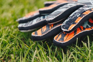 Kaleci Futbol Eldivenleri Doğal Futbol Çim Sahasında Yatıyor. Futbol Eldivenlerinin ayrıntılı görüntüsü