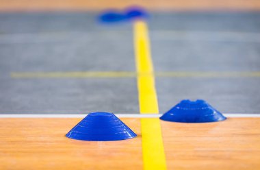 Pitch Yellow Sideline 'daki Futbol Kapalı Kalemi. Mavi Futbol İşareti