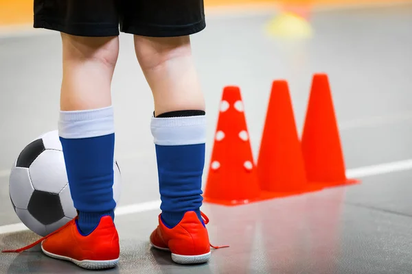 Çocuklar spor salonunda futbol oynuyorlar. Kapalı alanda futbol - okul çocukları için futsal antrenmanı — Stok fotoğraf