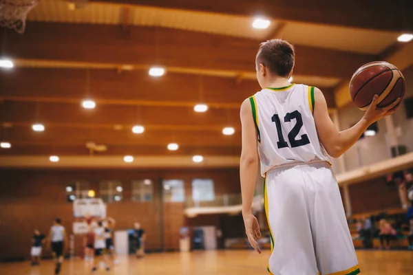 Pemain bola basket junior pada permainan. Tim Basket Sekolah Dasar Pria Bermain Gam — Stok Foto