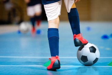 Kapalı alanda futsal oynayan futbolcular. Kapalı spor salonu. Futsal oyuncular maç yapıyor. Futsal idman dribbling talimi. Spor geçmişi. Kapalı futbol ligi.