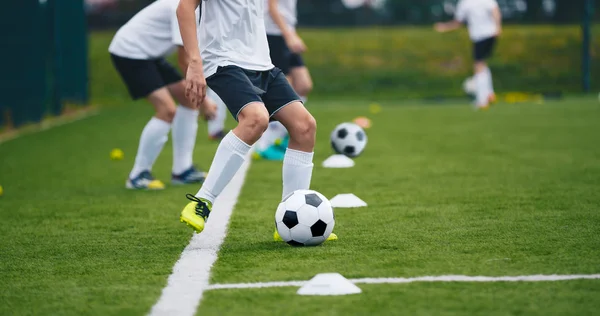 Sport Piłka Nożna Gracze Treningu Chłopcy Kopiący Piłki Nożne Sesji — Zdjęcie stockowe