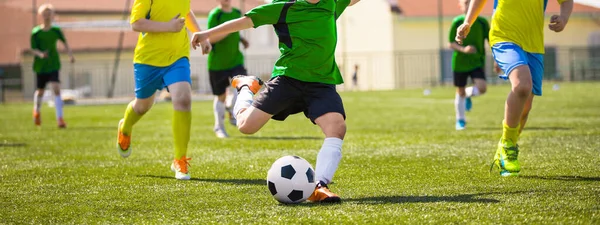 Dzieciaki Drużyny Piłkarskiej Kopią Piłkę Boisku Sportowym Dzieci Rywalizują Turnieju — Zdjęcie stockowe