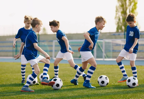 Детский Спорт Научить Детей Совершенствовать Свои Навыки Детский Футбольный Лагерь — стоковое фото