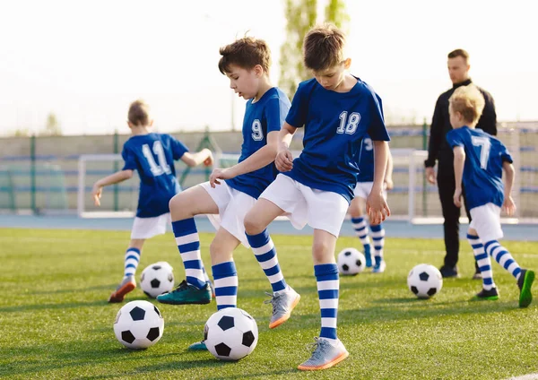 Футбольные Тренировки Детей Boys Training Balls Summer Football Grass Field — стоковое фото