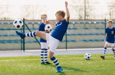 Futbol Futbol Eğitiminde Spor Kulübü 'ndeki Genç Çocuklar. Çocuklar Doğal Çim Sahası 'nda Futbol Yeteneklerini Arttırıyor. Profesyonel Okul Futbol Kulübü 'nün Gençlik Takımı için Futbol Uygulama Toplantısı
