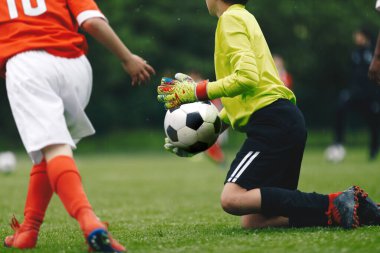 Genç Futbolcu Futbol Kalecisi Yakalayıcı Top. Maç sırasında sahada oynayan kaleci. Bir Oyunda Gol Oyunu 'nda Kaleci 