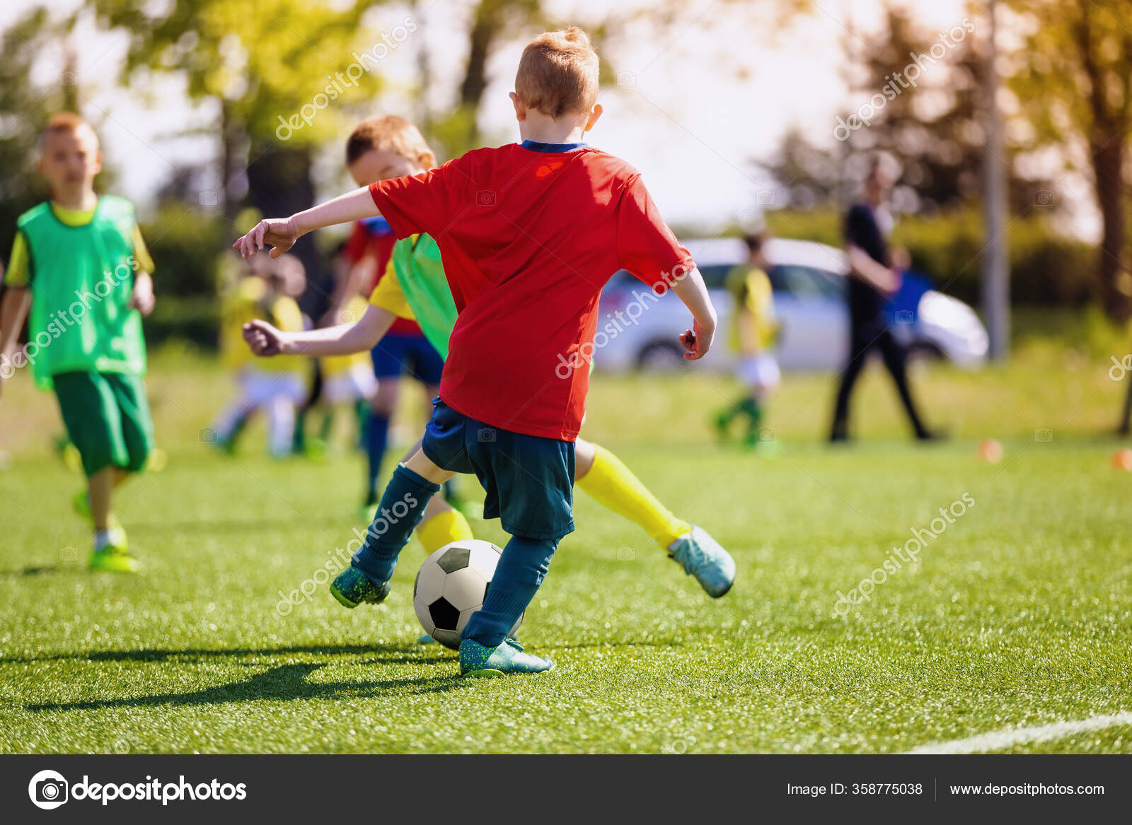 Pequeno Jogador Futebol Chutando Uma Bola Jogo Treinamento Campo