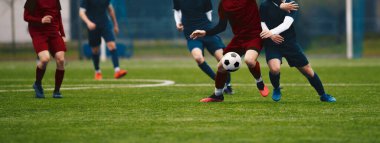 Futbol maçının yatay resmi. Futbol oyuncuları maç sırasında stadyumda top ve top için yarışıyorlar. Futbolcular futbol ligi maçında iş başında. Son sınıf spor müsabakası