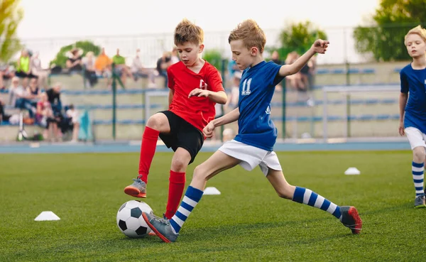 Niños Jugadores Fútbol Pateando Pelota Campo Fútbol Fondo Horizontal Fútbol — Foto de Stock