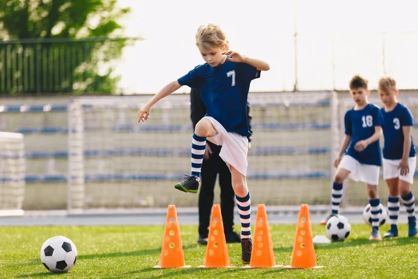 Rapaz Saltar Sobre Cones Futebol Campo Treino Futebol Crianças Treinamento — Fotografia de Stock