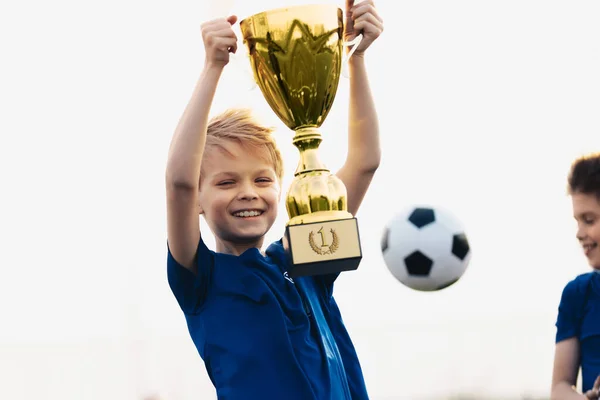 Счастливый Мальчик Поднимает Золотой Трофей Детские Спортивные Соревнования Веселый Ребенок — стоковое фото