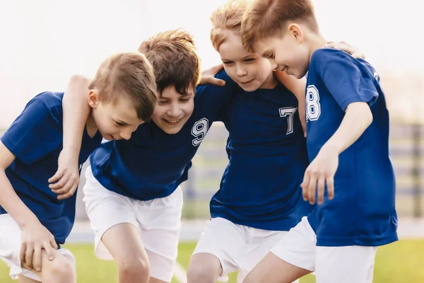 子供サッカーチーム選手 学校のチームで幸せなスポーツ少年 チーム トーナメント コンペティションの子供たち プレイヤーが輪になって集まる サッカースポーツウェアの子供たち — ストック写真