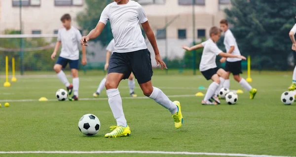 Ποδοσφαιριστής Στο Πεδίο Της Εκπαίδευσης Νεαρά Αγόρια Στην Ομάδα Ποδοσφαίρου — Φωτογραφία Αρχείου