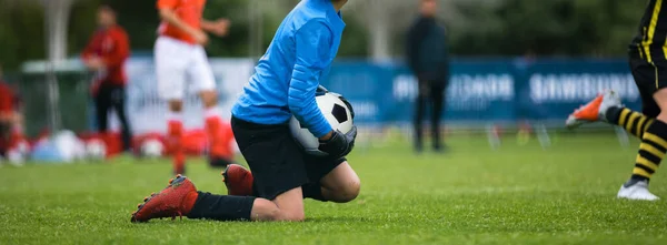 Νεαρός Τερματοφύλακας Που Πιάνει Μπάλα Ποδοσφαίρου Ποδόσφαιρο Τερματοφύλακας Στα Γάντια — Φωτογραφία Αρχείου