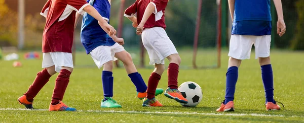 Niños Practicando Fútbol Césped Niños Edad Primaria Pateando Pelota Fútbol —  Fotos de Stock
