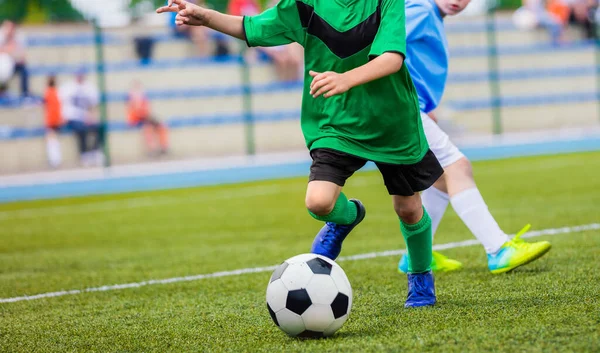 男孩子们在踢足球 年轻的运动员在草场上踢足球 快乐的孩子们在运动场上比赛 — 图库照片