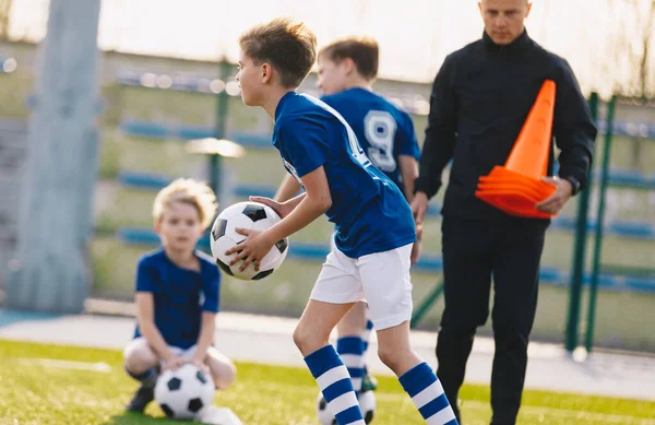 Trening Piłki Nożnej Dla Dzieci Trening Piłki Nożnej Dla Dzieci — Zdjęcie stockowe
